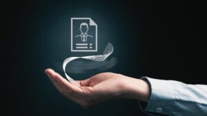 Digitális önéletrajz ikon lebeg egy kéz felett, futurisztikus vizuális elemekkel.