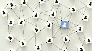 Fiatal tehetségek közötti kapcsolati hálózat, amely a modern toborzási folyamatokat szimbolizálja