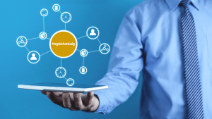 A képen egy férfi tart egy tabletet, fölötte digitális ikonokból álló hálóban a „Megbízhatóság” felirat látható, ami reflektál a megbízható diákmunkaforrás címre, amiről a bejegyzés szól.