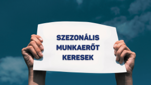 A képen egy kék égbolt előtt két kéz tart egy fehér lapot, vizuálisan is hangsúlyozza a szezonális munka diákokkal témát.
