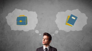 A képen egy diák gondolkodik a munka és a tanulás egyensúlyáról, ami vizuálisan utal a szövetkezeti diákmunka előnyei témára.