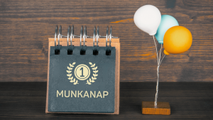 A képen egy asztali naptár látható „1. munkanap” felirattal, amely szimbolikusan utal az első munkanap fontosságára