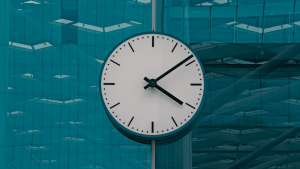 Az épület falán lógó óra vizuálisan is emlékeztet arra, hogy a jól beosztott idő a hatékonyság alapja.