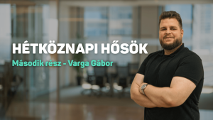 Varga Gábor pénzügyi vezető karba tett kézzel, irodai háttér előtt – Hétköznapi Hősök sorozat portréfotó