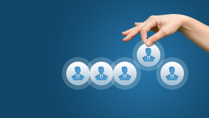 Kéz választ ki egy jelöltet ikonok közül – illusztráció a legjobb iskolaszövetkezet jelöltkezeléséről