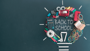 Iskolai eszközökből kirakott óraformán belül a „Back to School” felirat látható, amely szimbolizálja, hogyan kezdődik újra a hétköznapok ritmusa a tanév elején.