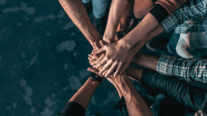 Összekulcsolt kezek szimbolizálják az összetartozást és a közösséget – pontosan ilyen érzés csatlakozni a Tudatos Diákhoz, ahol támogató csapat vár minden új diákmunkást.