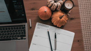 Száraz november hangulat: novemberi határidőnapló laptop és tökök mellett.